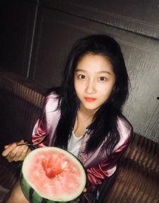 关晓彤进娱乐圈吃瓜,从吃瓜观众到焦点人物